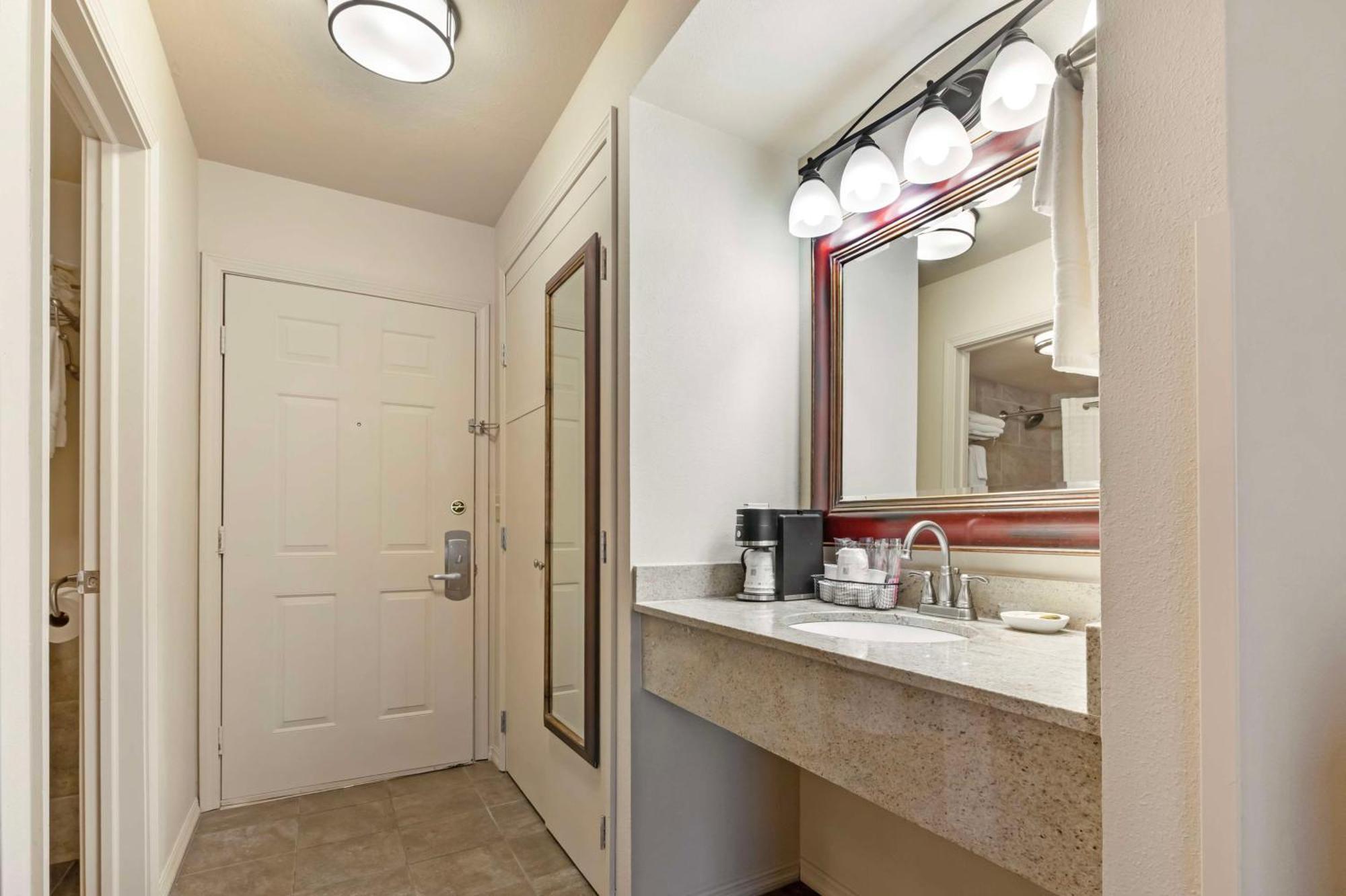 Best Western Plus Concord Inn Миноккуа Экстерьер фото