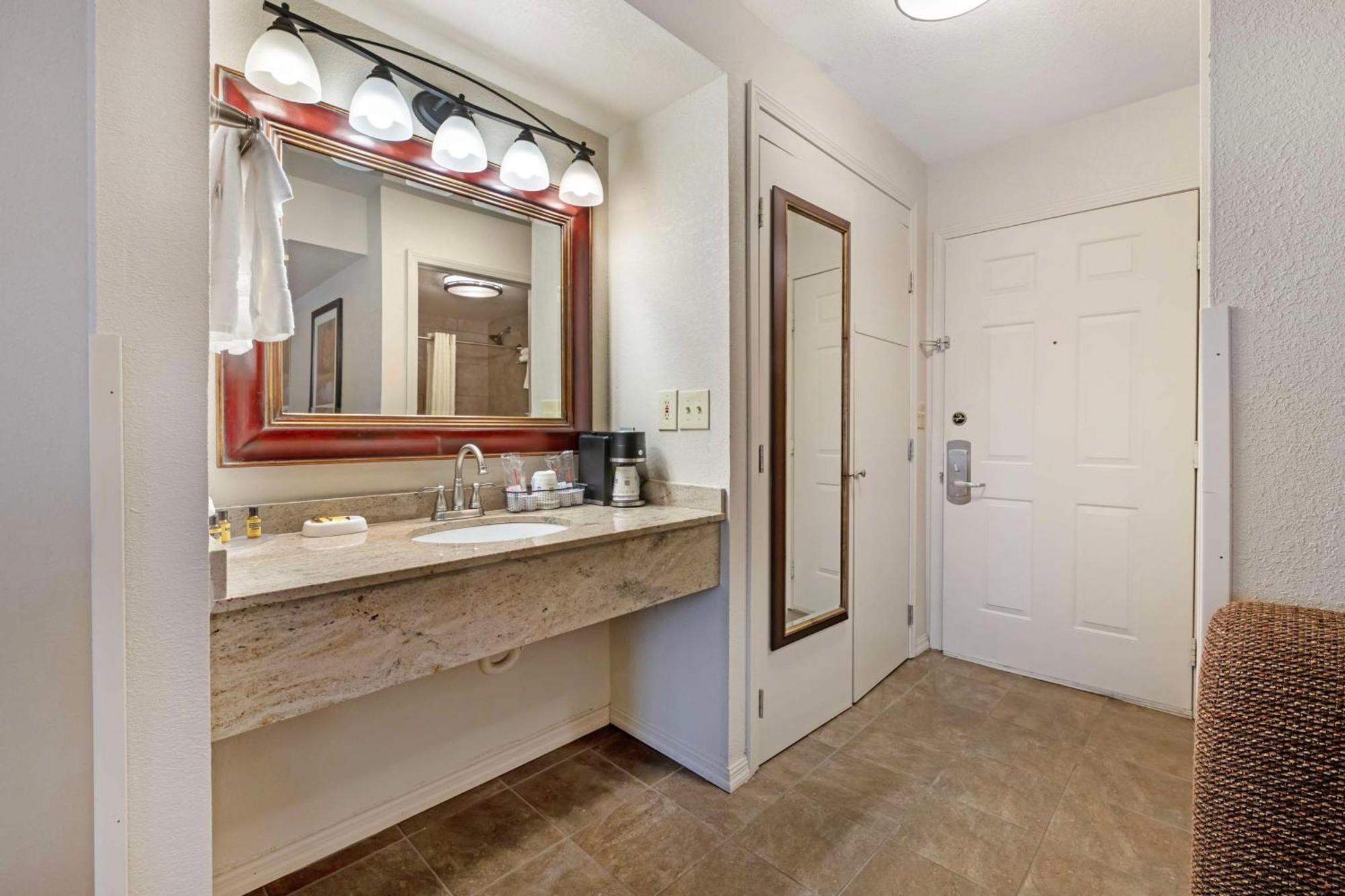 Best Western Plus Concord Inn Миноккуа Экстерьер фото